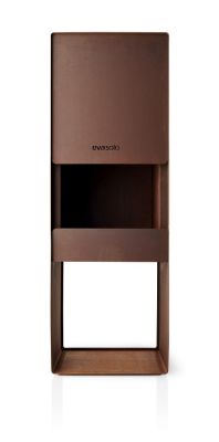 Eva Solo FireBox Gartenkamin aus rostfarbenem Stahl für stimmungsvolle Wärme im Garten.